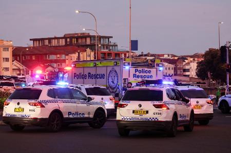 Cena de resgate e pânico na praia de Bondi após o tiroteio