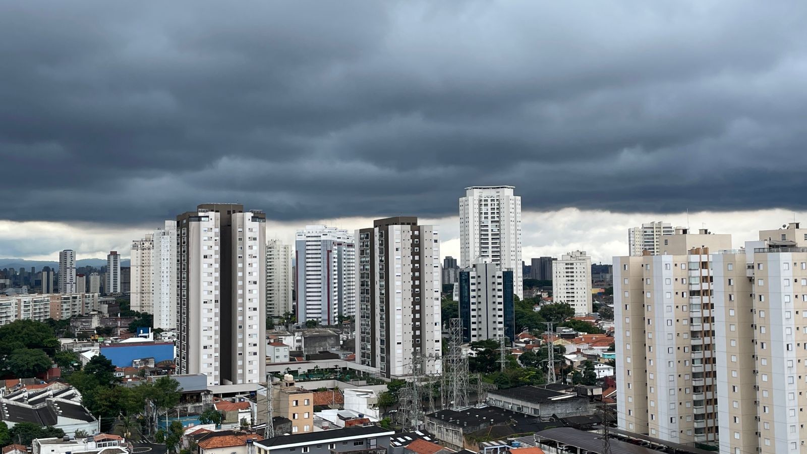 1º Dia do Ano em São Paulo: Sol Forte e Pancadas de Chuva Marcarão o Início de 2026