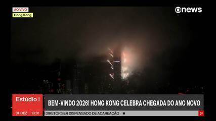 Multidão celebrando em frente ao Portão de Brandemburgo em Berlim na virada do ano