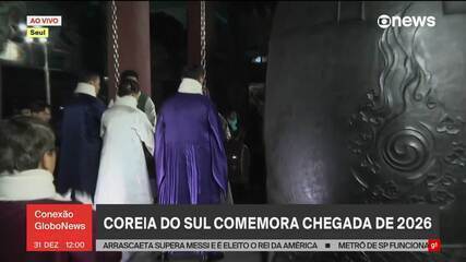 Fogos de artifício explodindo sobre o Arco do Triunfo em Paris durante as celebrações de Ano Novo