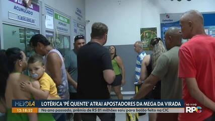 Apostadores esperam na fila da lotérica vencedora em Curitiba