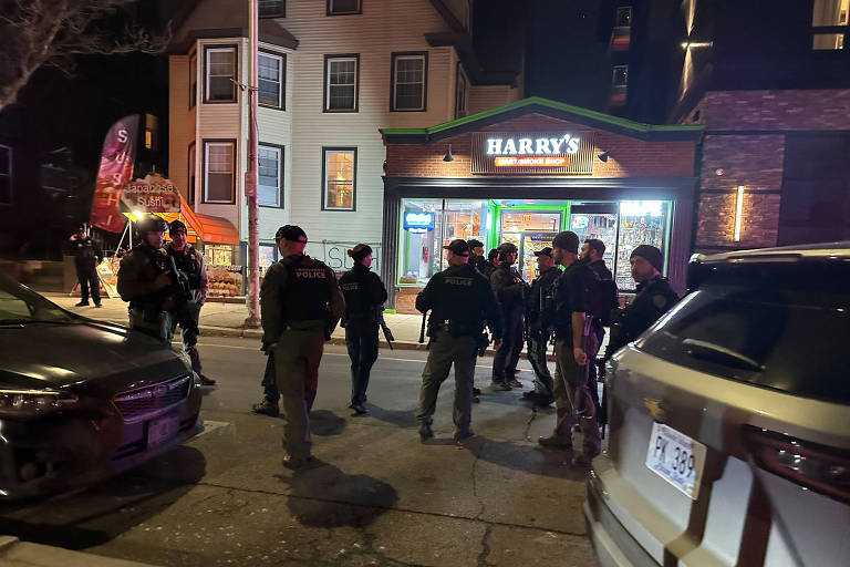 Autoridades investigando o local do tiroteio na Universidade Brown