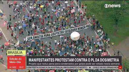 Detalhes da multidão em frente ao Masp durante o protesto