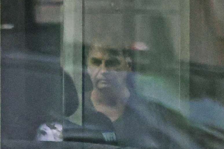 Ilustração de exame de ultrassom em contexto médico prisional