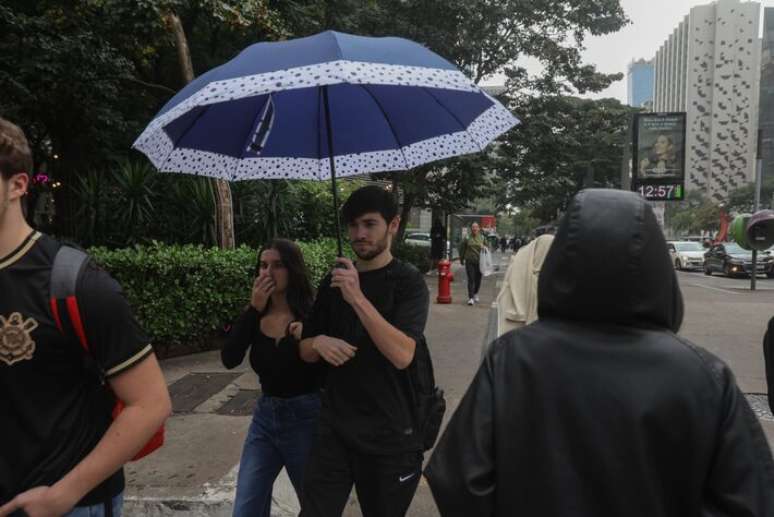 Imagem de enchentes em região urbana do Brasil devido a chuvas intensas