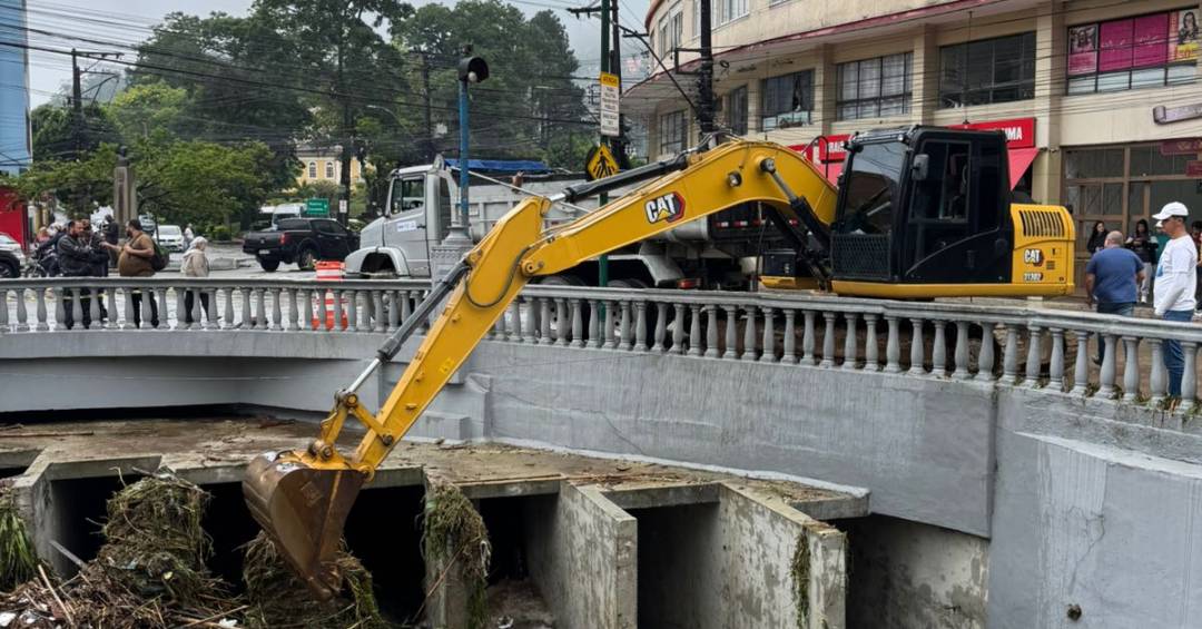 Enchentes em Petrópolis: Impactos Econômicos das Chuvas Intensas no Rio de Janeiro