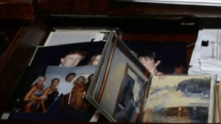 Selo oficial do Departamento de Justiça dos EUA sobre pilha de papéis