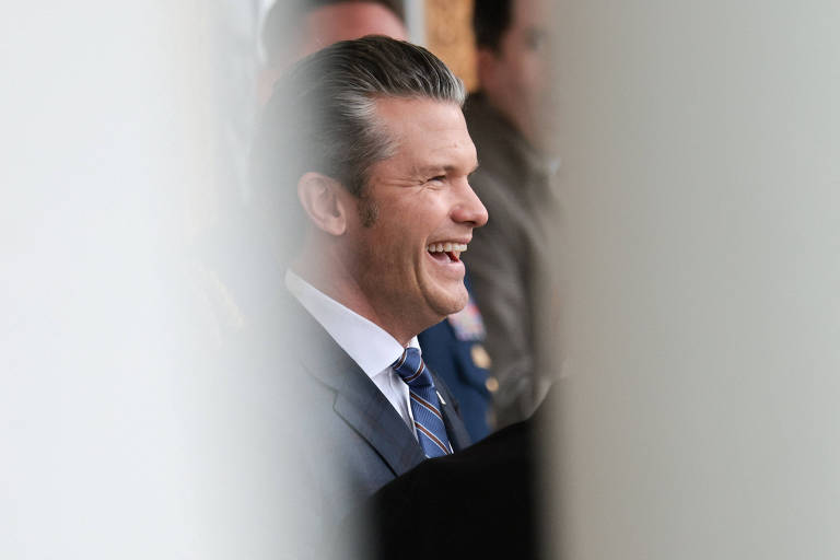 Helicóptero militar em operação no mar do Caribe