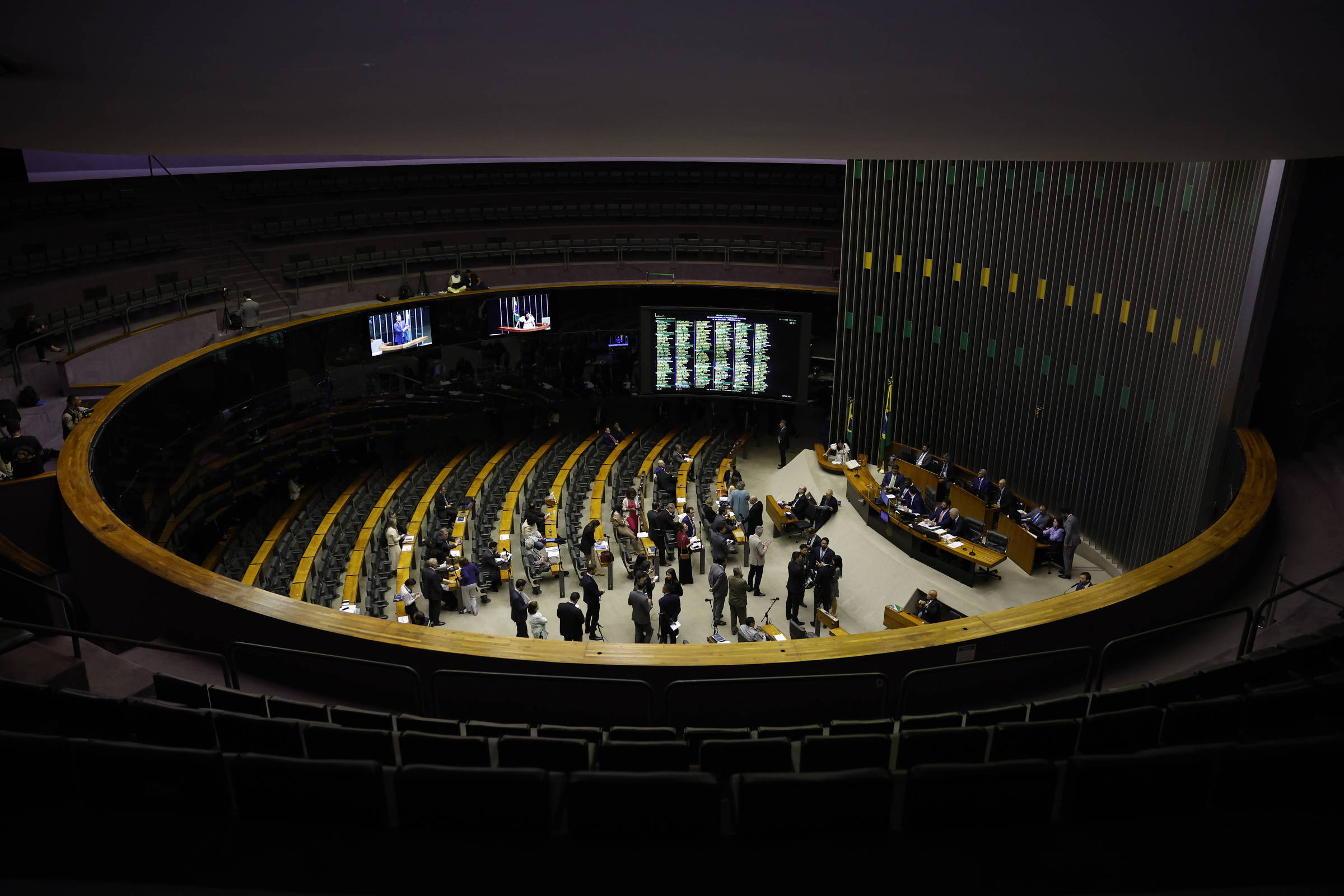 Congresso Aprova Orçamento de 2026 com Cortes em Benefícios Sociais e Aumento de Tributos sobre Fintechs e Apostas Online