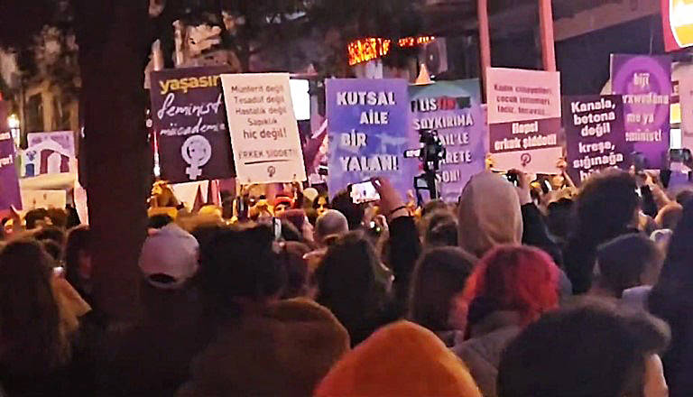 Manifestantes com cartazes em uma rua de Joanesburgo, destacando slogans contra a violência baseada no gênero.