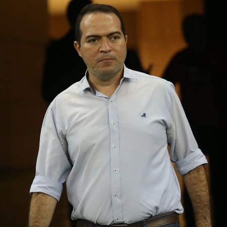 Sede do Corinthians com torcedores celebrando anúncio