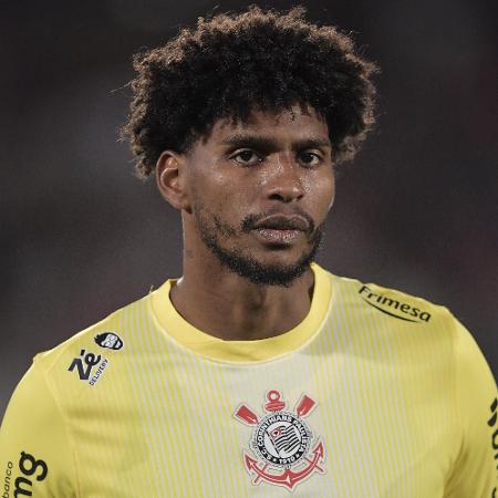 Celebração de Hugo Souza com a taça da Copa do Brasil