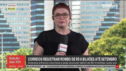 Funcionários dos Correios organizando pacotes em centro de distribuição