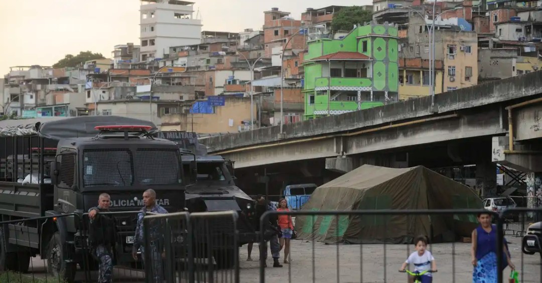Criança de 10 anos baleada em escola durante operação policial no Complexo da Maré