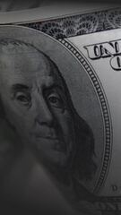 Donald Trump em reunião econômica discutindo políticas monetárias