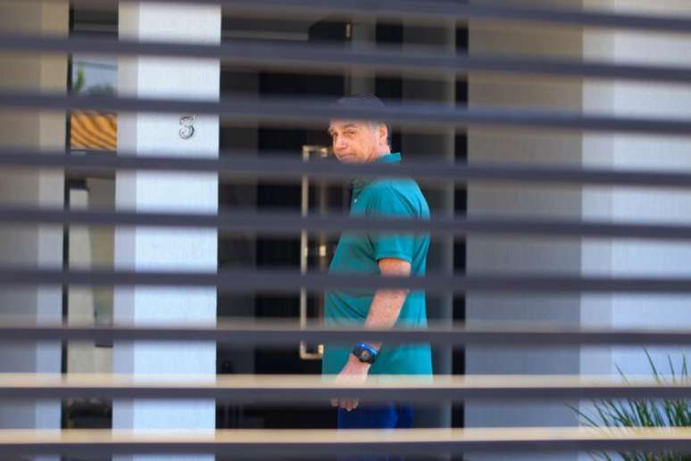 Ilustração de debate jurídico no STF envolvendo ex-presidentes