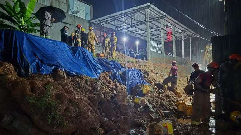 Alagamentos e danos causados pelas chuvas em vias de Ilhabela