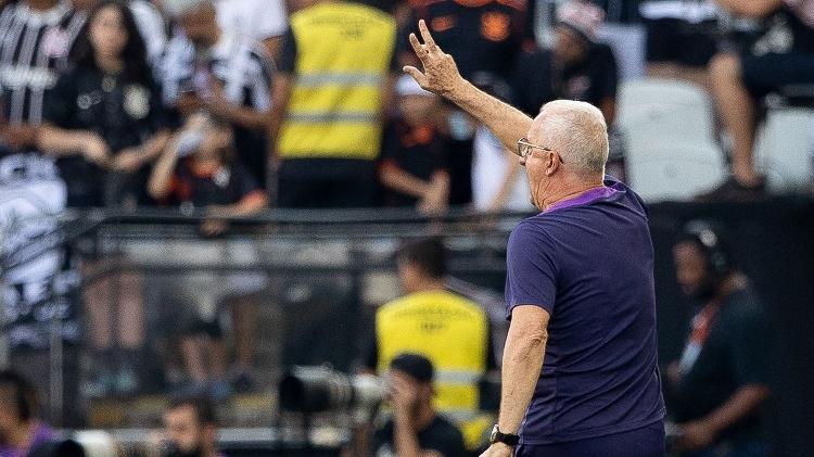 Jogadores do Corinthians em ação durante o empate com o Botafogo