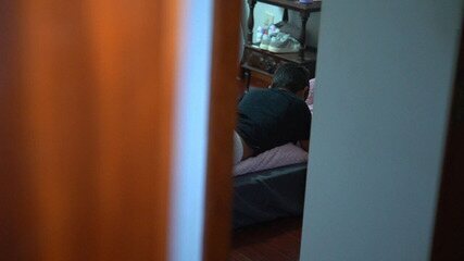 Imagem do menino José mostrando as marcas de agressão no pescoço, evidenciando a gravidade do bullying