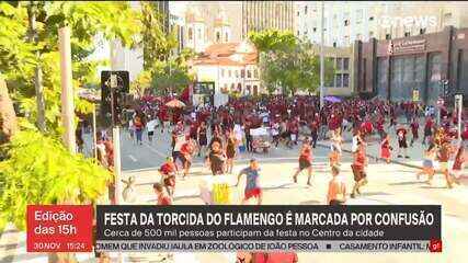 Policiais dispersam torcedores com gás lacrimogêneo durante a confusão no Centro do Rio