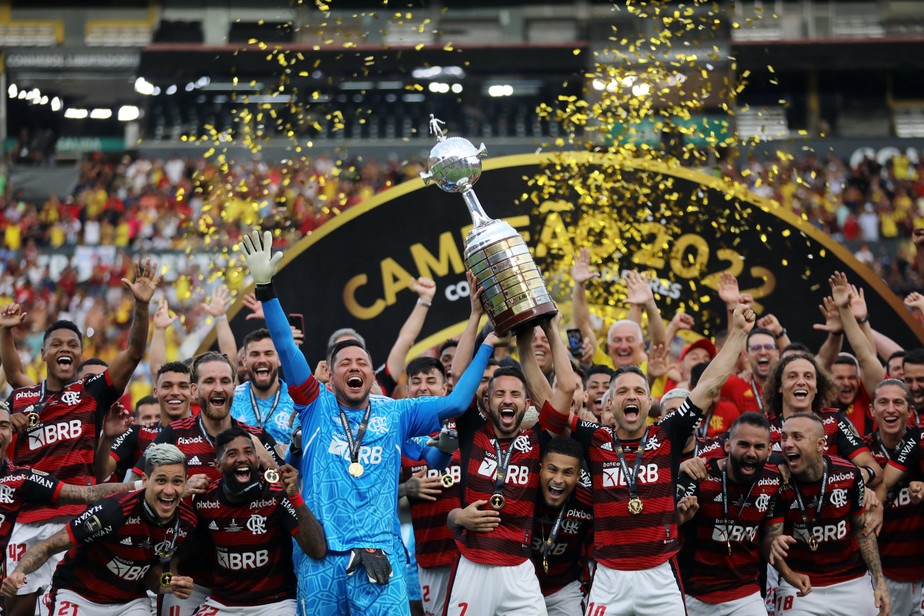 Torcida do Flamengo vibrando no Maracanã após o título