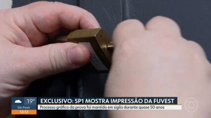 Professores analisando questões da prova da Fuvest 2026