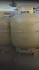 Representante da Caixa validando recarga em revendedora