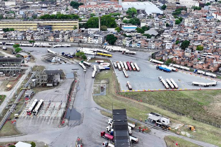 Refinaria de Manguinhos durante operação policial