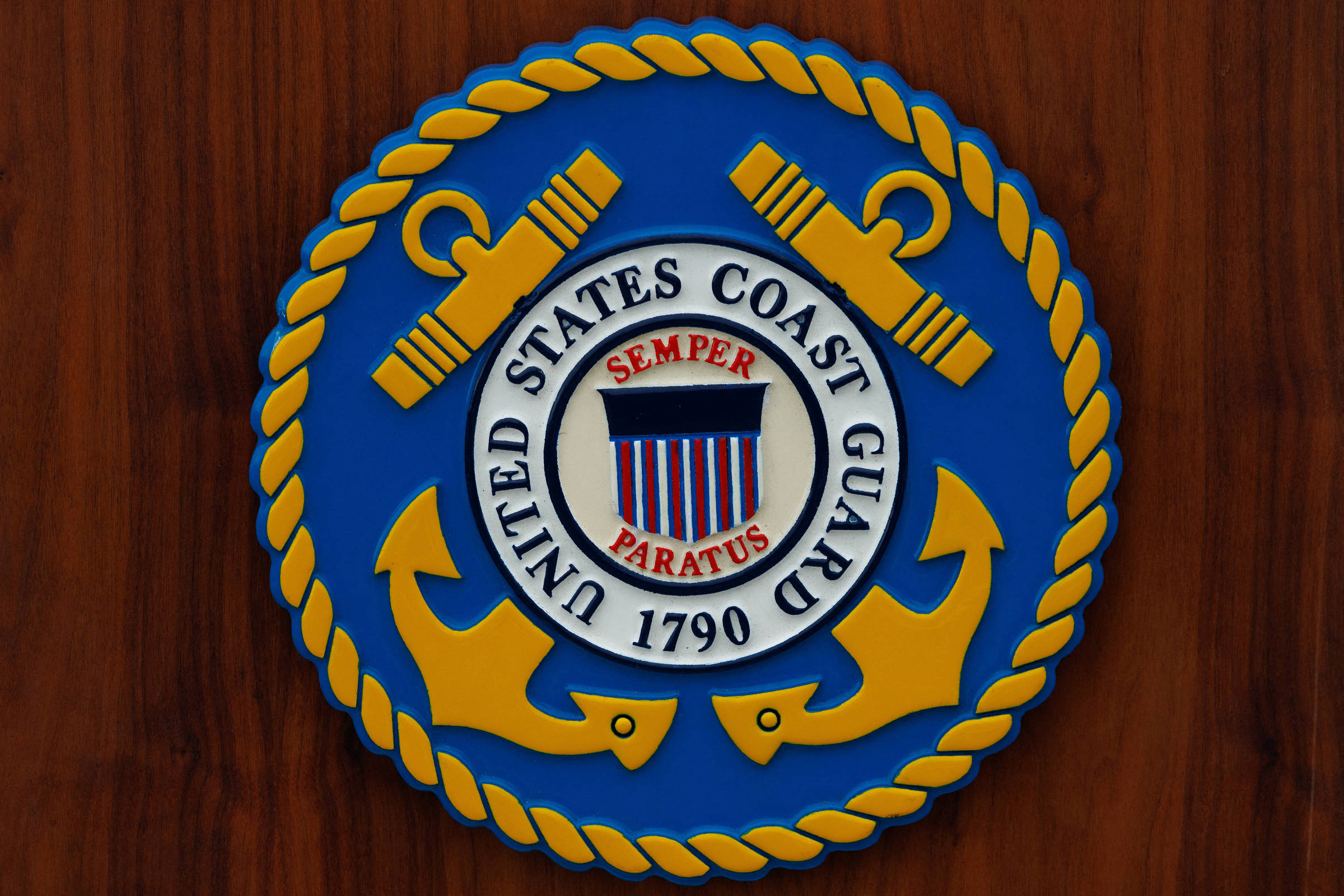 Guarda Costeira dos EUA reforça proibição de símbolos de ódio após polêmica com suástica