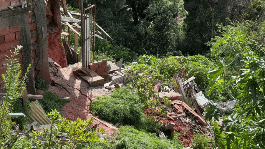 Moradias interditadas após o deslizamento em bairro de Campos do Jordão