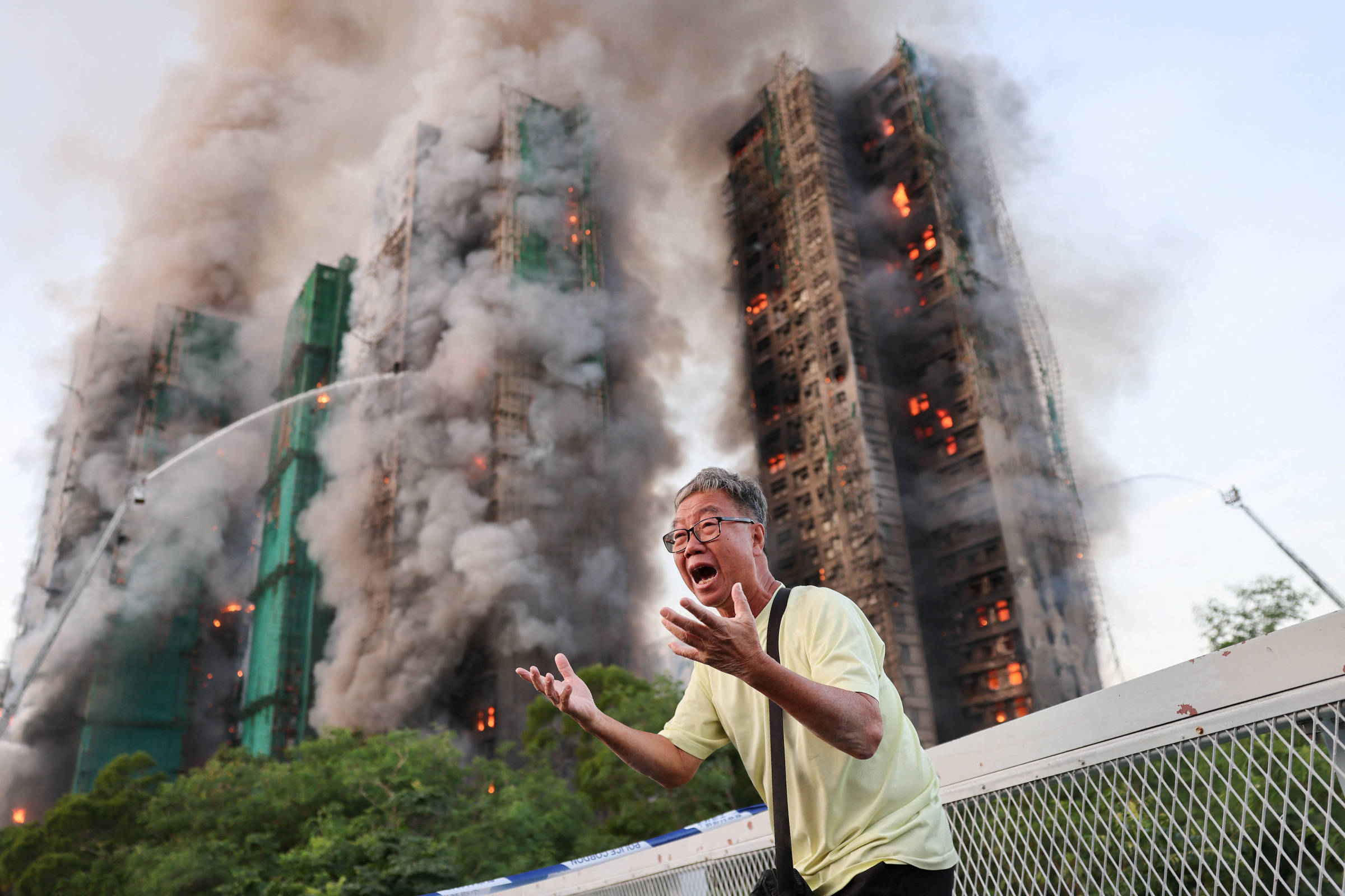 Tragédia em Hong Kong: Incêndio em Conjunto Residencial Mata Pelo Menos 55 e Polícia Prende Três por Negligência