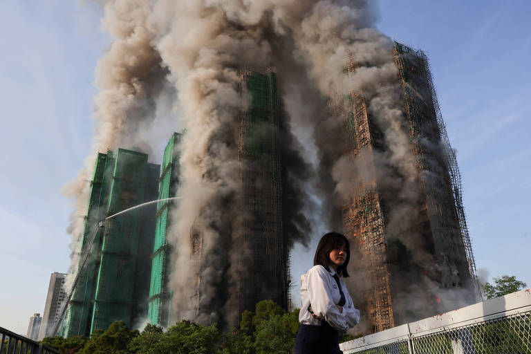 Vista geral das torres danificadas pelo incêndio em Tai Po, Hong Kong