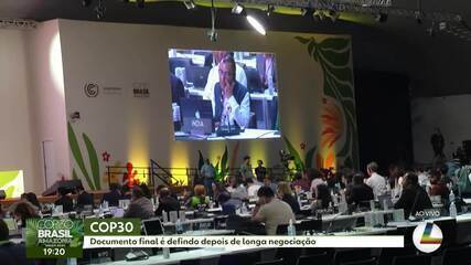 Peritos da PF trabalhando no pavilhão danificado pela COP 30