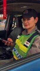 Polícia Rodoviária fiscalizando veículos em rodovia