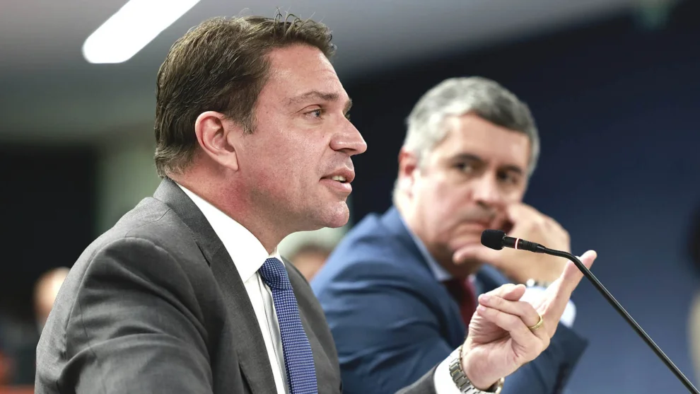 Mapa destacando Brasil e Estados Unidos com setas de extradição