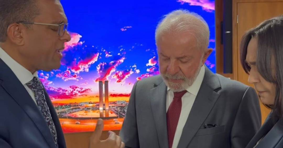 Lula recebe bênção de pastor e deputado Otoni de Paula em encontro simbólico no Planalto
