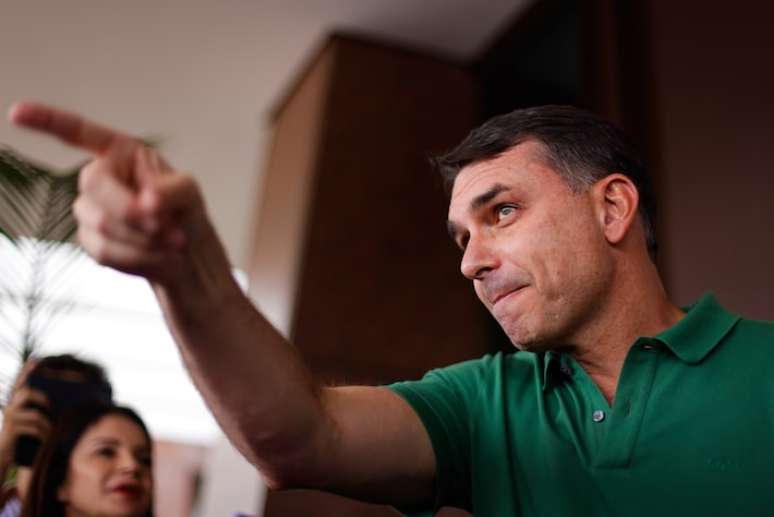 Imagem ilustrativa de Jair Bolsonaro e Flávio Bolsonaro em evento político