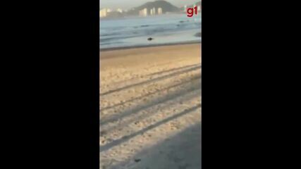 Foto do militar iniciando a perseguição no calçadão da praia