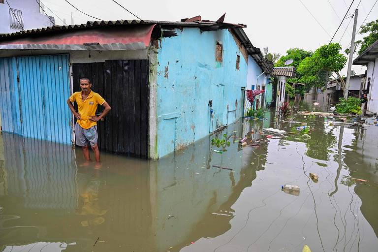 Águas altas inundando ruas em província tailandesa