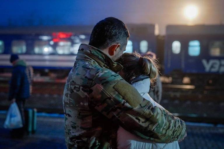 Casal ucraniano se reencontrando em estação de trem no leste da Ucrânia