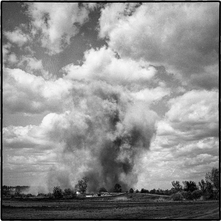 Trem noturno ucraniano cruzando paisagem de guerra ao amanhecer