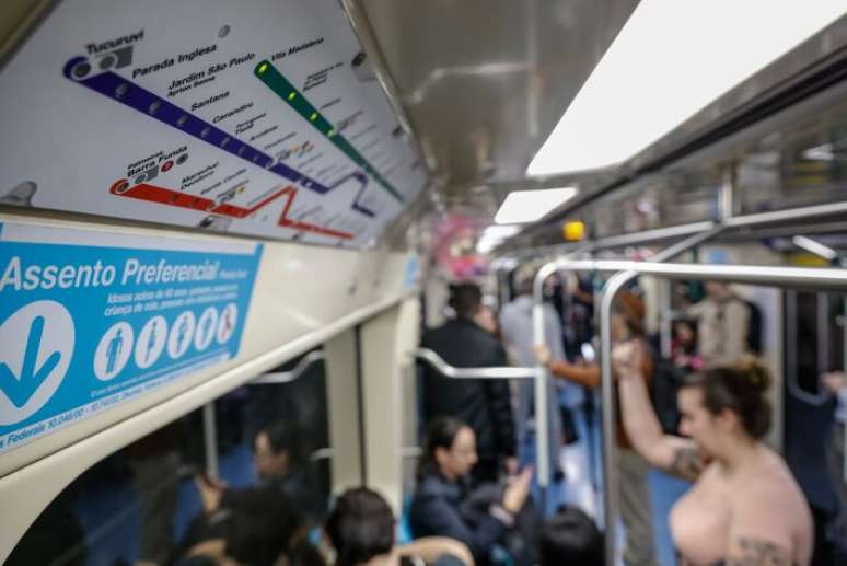 Usuários acessando catracas do metrô com cartões de pagamento sem contato