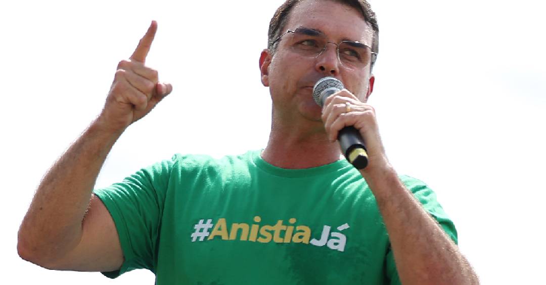 Quem ganha e quem perde com a candidatura de Flávio Bolsonaro, segundo analistas