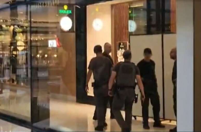 Imagem de relógios recuperados do roubo à joalheria