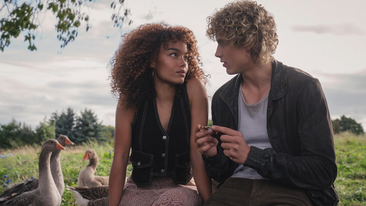 Teaser de Jogos Vorazes: Amanhecer na Colheita Revela Versões Jovens de Haymitch e Effie em uma Arena Vibrante