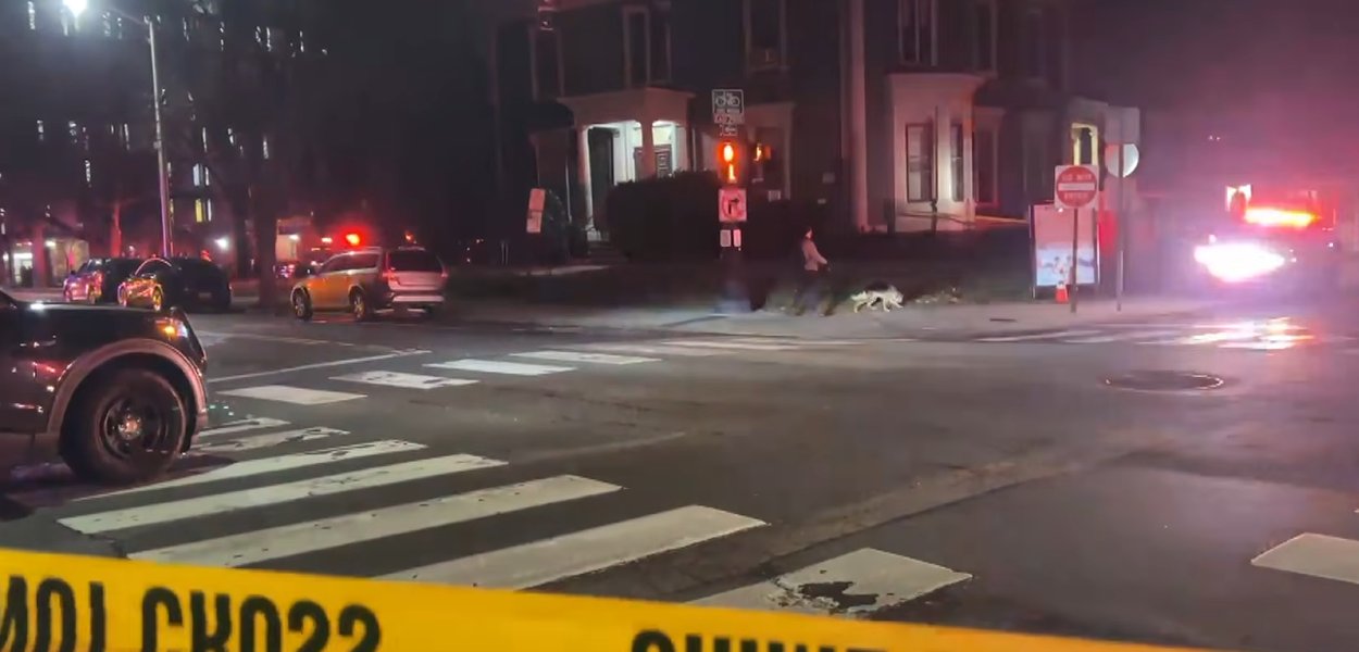 Vítimas sendo atendidas após o tiroteio na Universidade Brown