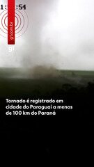 Câmera de segurança registrando o tornado passando por propriedade rural no Paraguai