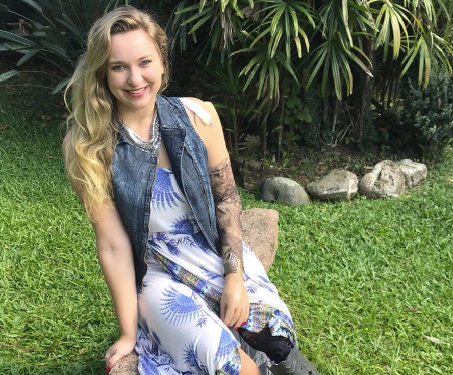 Representação do resgate de uma vítima em trilhos de metrô, simbolizando o drama do acidente