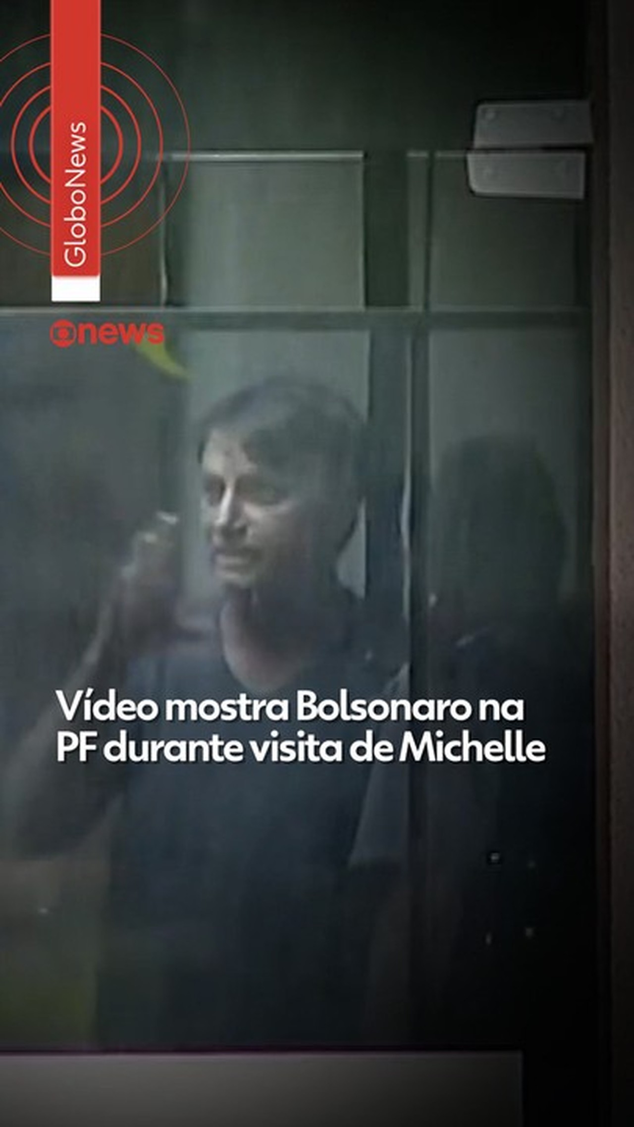 Bolsonaro aparece na portaria da PF após visita de Michelle: Momento de tensão em meio à prisão